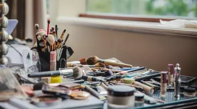 Cum să îți pregătești tenul mixt cu tendință acneică pentru machiaj