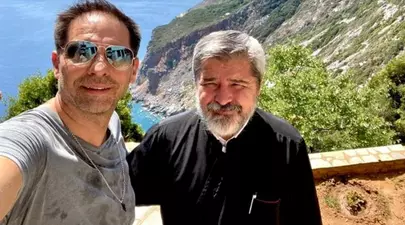 Dan Negru, apostrofat de părintele Vasile Ioana, din cauza vitezei excesive: „Să nu mergem mai repede decât îngerul nostru păzitor!”