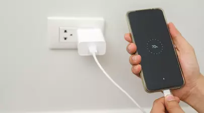 De ce nu e bine să lași telefonul la încărcat noaptea