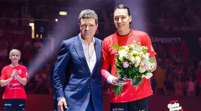 Reacția lui Nicușor Dan după ce a ratat aruncarea de la 7 metri, la gala de retragere a handbalistei Cristina Neagu. „Am vrut să dau boltă”