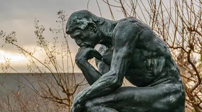 Ce înseamnă expresia „om cu scaun la cap” şi de unde vine