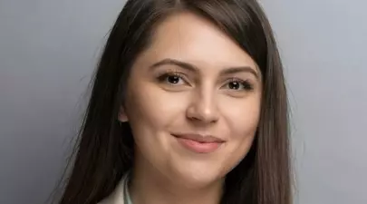 Cine este Ana Smărăndița Irina, noua șefă de Cabinet a lui Ilie Bolojan. Tânăra, implicată într-un scandal la Poșta Română