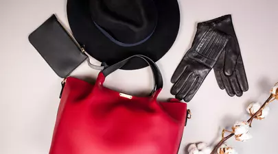 Accesoriile statement care nu se demodează: portofele și genți din piele pentru femei