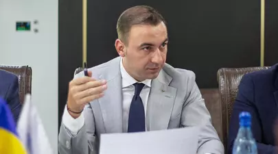 Premieră în Guvernul Bolojan. Ministrul Energiei, Bogdan Ivan, și-a tăiat singur 20% din salariu. „Nu putem cere doar familiilor tinere sau pensionarilor să strângă cureaua!”