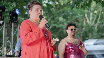 Cum e să fii părintele unui copil queer în România. Laura Sgârcitu: „Mulți oameni pun preț mai mare pe gura lumii decât pe fericirea propriilor lor copii” / Exclusiv