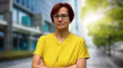 Cine este Ioana Dogioiu, noul purtător de cuvânt al Guvernului, numit de Ilie Bolojan. În trecut a fost numit „omul serviciilor” sau agenta „binomului SRI-DNA”