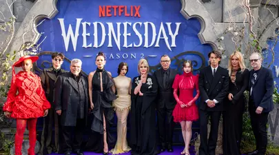 Cum s-au îmbrăcat românii care au participat la premiera sezonului 2 din „Wednesday”. Ce au purtat actorul care-l joacă pe „Mânuță”, Victor Dorobanțu, logodnica lui, artista Olivia Addams și influencerița Ioana Turcescu