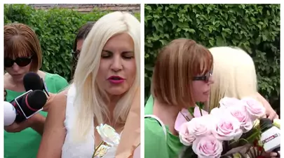 Surpriza de la poarta penitenciarului Târgșor! Cine e femeia în verde care a întâmpinat-o cu flori pe Elena Udrea la ieșirea din închisoare