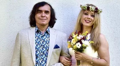 Mircea Cărtărescu și Ioana Nicolaie au aniversat cinci ani de la căsătoria religioasă. Cum a început povestea lor de iubire: „S-a întâmplat brusc. Era căsătorit, încă, și eu eram într-o altă relație”