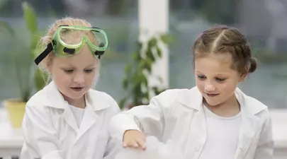 De ce sunt petrecerile cu experimente alegerea inteligentă pentru părinții moderni