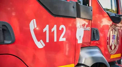 Un bebeluș de opt luni din Bihor a murit într-un incendiu provocat de o candelă