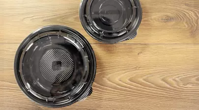 Soluția ideală pentru servirea modernă – bolurile de salată, din plastic, pentru livrare și catering