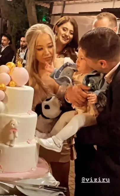 turta-fiicei-lui-augustin-viziru-petrecere-cu-lautari-si-vedete-din-showbiz-ce-a-ales-de-pe-tava-maria_3