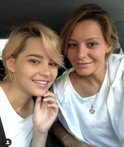 Karina Maisha Gâdea și mama ei, Agatha Kuri