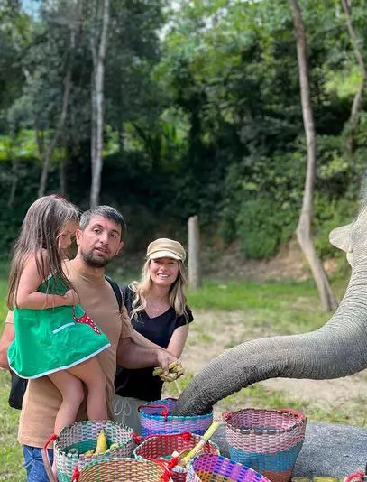 Laura Cosoi si familia cu elefantii