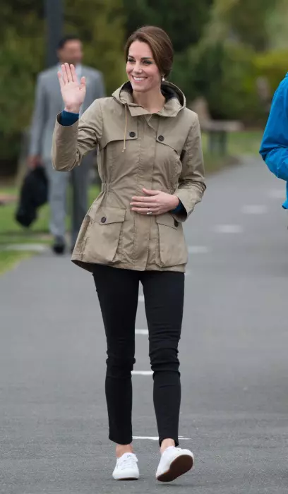Kate Middleton purtand Superga in timpul vizitei oficiale in Canada din 2016