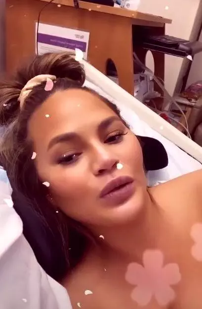 Chrissy-teigen-10