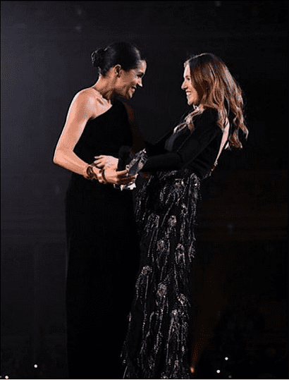 Ducesa de Sussex a purtat o ținută Givenchy pe scena unde a urcat pentru a o prezenta pe Clare Waight Keller (designerul care i-a creat rochia de mireasă), câștigătoarea premiului Designerul britanic al anului.