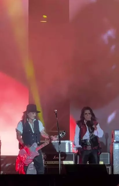 gestul-emotionant-al-romanilor-pentru-johnny-depp-2