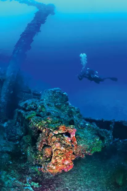 Scafandru în Laguna Truk, fotografiind o epavă din Al Doilea Război Mondial