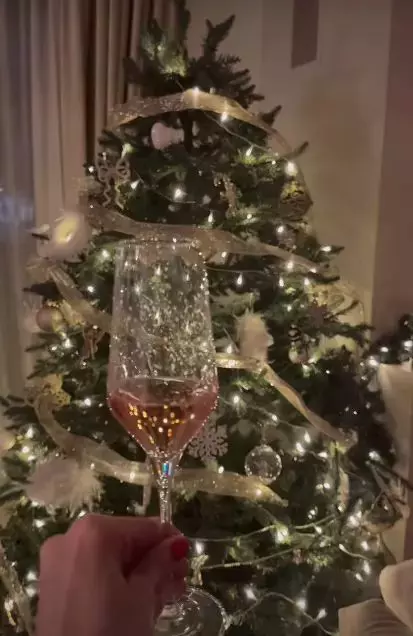 brad cu pahar de sampanie andreea raicu