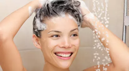 Cât de des ar trebui să-ți speli părul? Iată ce se poate întâmpla