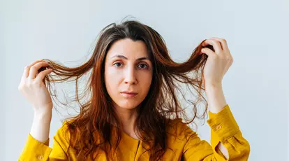 Cum îți poți deteriora părul în timp ce dormi? Iată ce să eviți