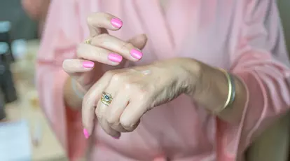 Cele mai frumoase nuanțe de ojă pentru mâinile mature! Sunt recomandate de la 45 la peste 60 de ani!