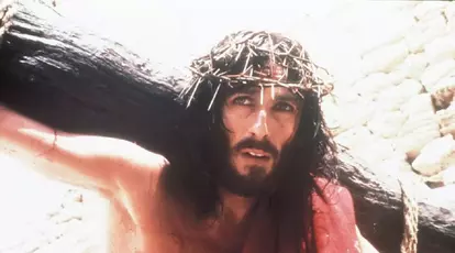 Ce face și cum arată la 81 de ani Robert Powell, actorul „venerat” ca Iisus din filmul „Iisus din Nazaret”?