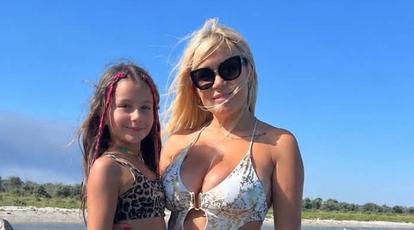 Elena Udrea a atras toate privirile pe Litoral, alături de Adrian Alexandrov și fiica lor, Eva