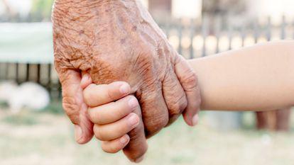 Timpul petrecut cu nepotii poate preveni dementa la bunici