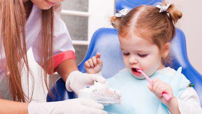 Sanatate orala: 5 metode prin care iti determini copilul sa-si ingrijeasca dintii