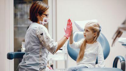 (P) Cum decurge prima vizita la cabinetul de stomatologie pentru copii?