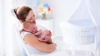 Cum ai grijă de bebelușul nou-născut: 4 sfaturi utile pentru orice mămică