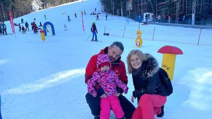 Sara, fiica de 2 ani a Sandrei Stoicescu, a învățat să schieze