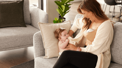 Pompa de sân electrică Momcozy – ghid complet pentru mamele care își doresc o pompă de sân Hands Free modernă