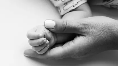 Un bebeluș a murit din cauza neglijenței concubinului mamei lui. Femeia și-a privit copilul cum se stinge, dar n-a intervenit