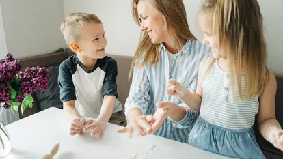 Ghid de toamnă pentru mame: 4 strategii pentru a-ți menține energia și echilibrul