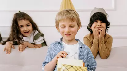 Mai puțin înseamnă mai mult: 4 principii pentru a alege daruri cu semnificație pentru cei mici