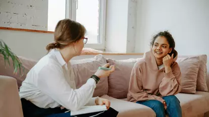 Cum îi ajută terapia pe copii și adolescenți să-și înțeleagă emoțiile și reacțiile