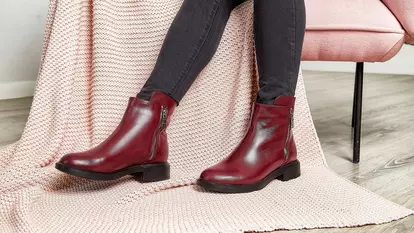 Cum porți botinele cu blugi skinny pentru un look casual și stylish?