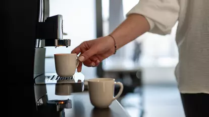 Aparat de cafea cu capsule vs. aparat clasic: ce să alegi?