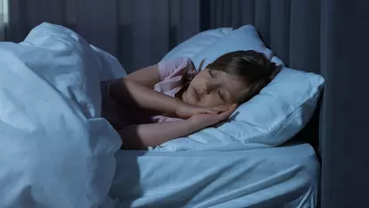 Cum îmbraci copilul pentru somn când se răcește afară