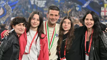 Cristi Chivu, imagini emoționante alături de familie după ce Inter a câștigat Cupa Italiei. Antrenorul român și-a îmbrățișat soția și fiicele pe teren