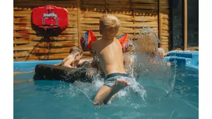 Cum să combini distracția, răcoarea și siguranța: checklist complet pentru utilizarea piscinei acasă