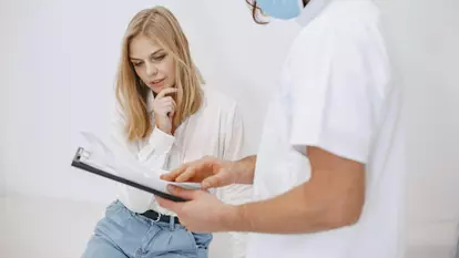 Boala gravă care este tot mai frecventă la femeile de 30 de ani. Medicul semnalează cele trei simptome care sunt ignorate