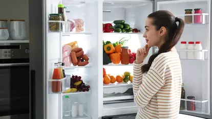 Alimentele care devin toxice după câteva zile în frigider. De ce salatele trebuie consumate imediat