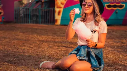 Outfit-ul de festival pentru femei în 2026: idei fresh inspirate din trendurile verii