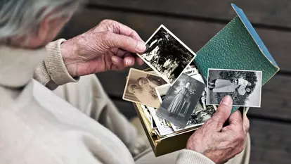 „Mama mă privește și nu mă mai recunoaște”. Cum afectează boala Alzheimer viața unei familii