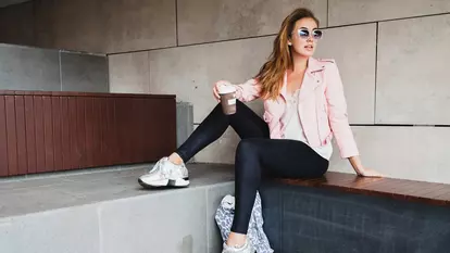 Adidașii albi în garderoba modernă: cum îi porți cu stil în orice sezon